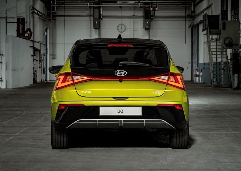 Hyundai i20 arkadan stop lambaları ve tampon görünümü