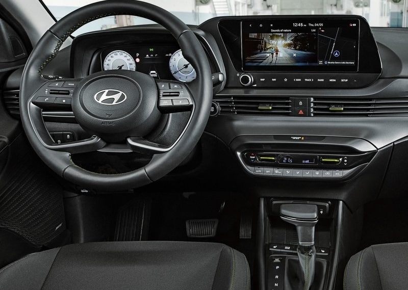 Hyundai i20 direksiyon gösterge paneli ve orta multimedya ekranı