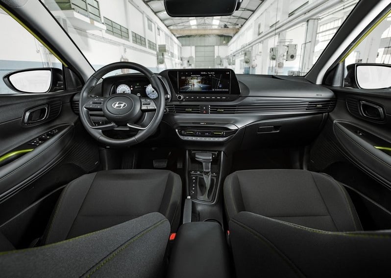Hyundai i20 ön kabin koltuklar konsol ve yatay havalandırma düzeni