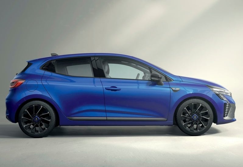 Mavi Clio beş kapılı hatchback yan profili