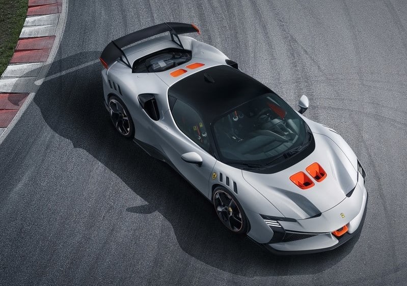 Ferrari SF90 XX Stradale pistte üstten görünüm