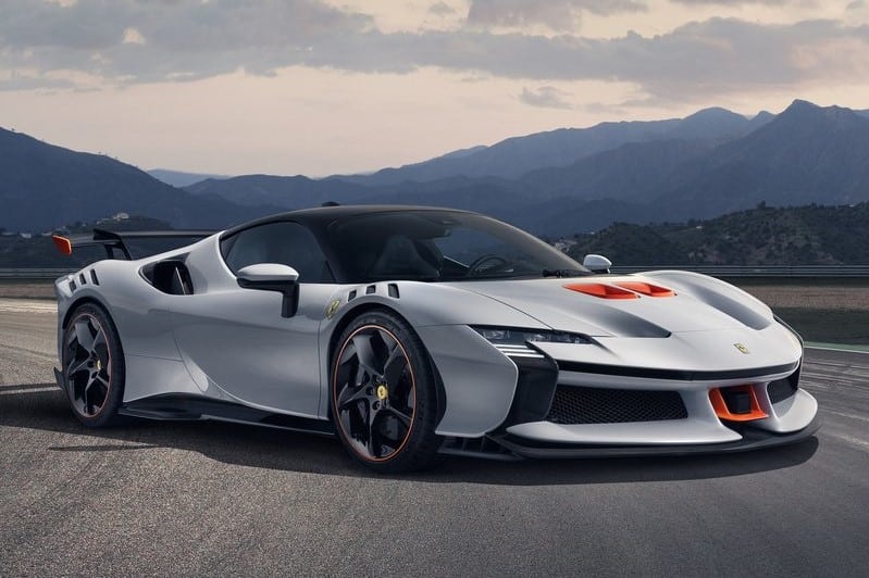 Beyaz SF90 XX Stradale ön üç çeyrek görünüm
