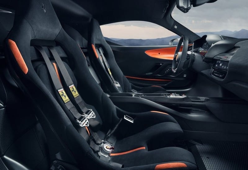 SF90 XX Stradale yarış tipi koltuklar ve kabin