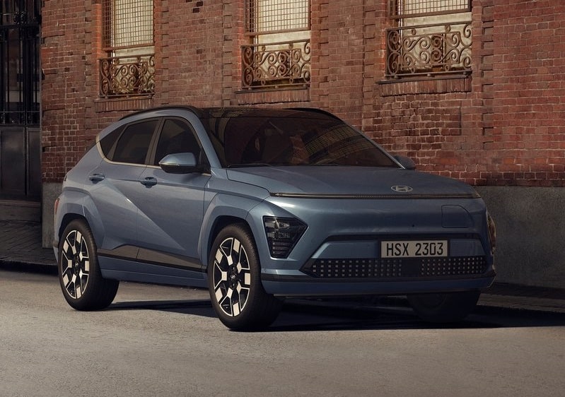 2023 Hyundai Kona Eylül Fiyat Listesi için mavi Kona üç çeyrek ön görünümü