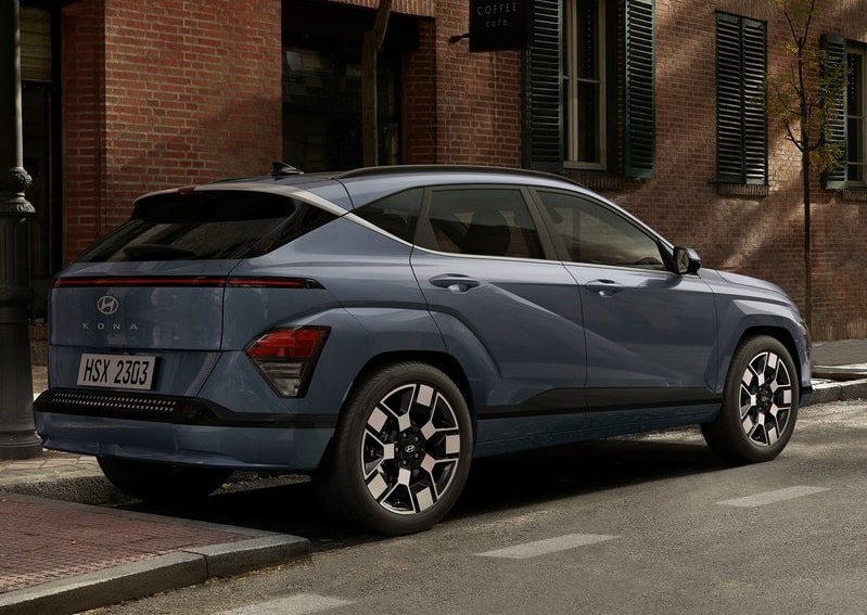 Mavi yeni nesil Hyundai Kona üç çeyrek arka görünümü