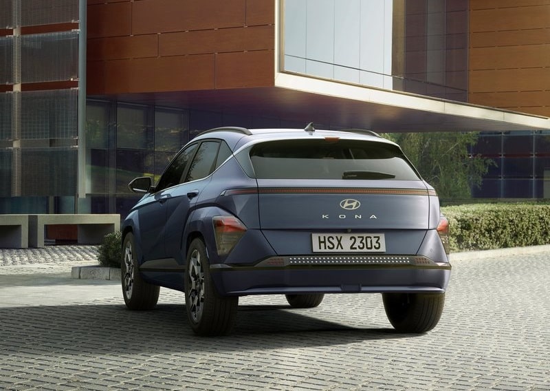 Yeni nesil Hyundai Kona arka bölüm ve yatay ışık şeridi görünümü