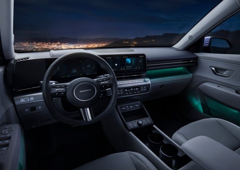 Hyundai Kona çift ekranlı kokpit ve ön konsol görünümü