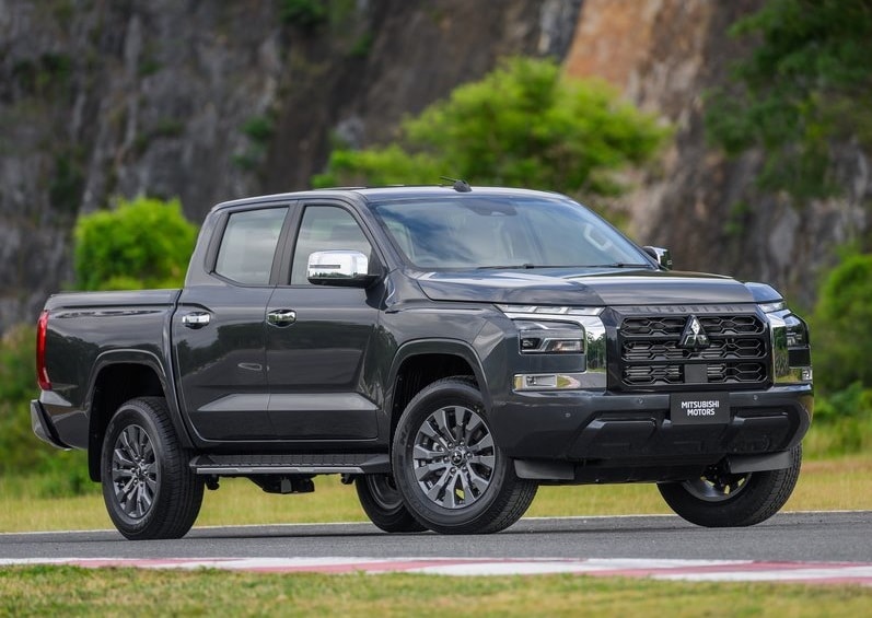 Mitsubishi L200 yeni nesil koyu gri çift kabin pick up önden üç çeyrek görünüm