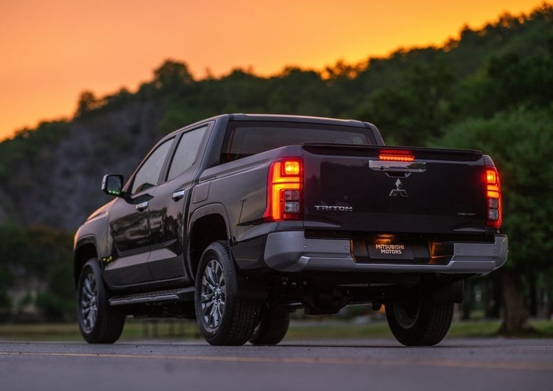 Koyu gri Mitsubishi Triton çift kabin pick up arka üç çeyrek görünüm