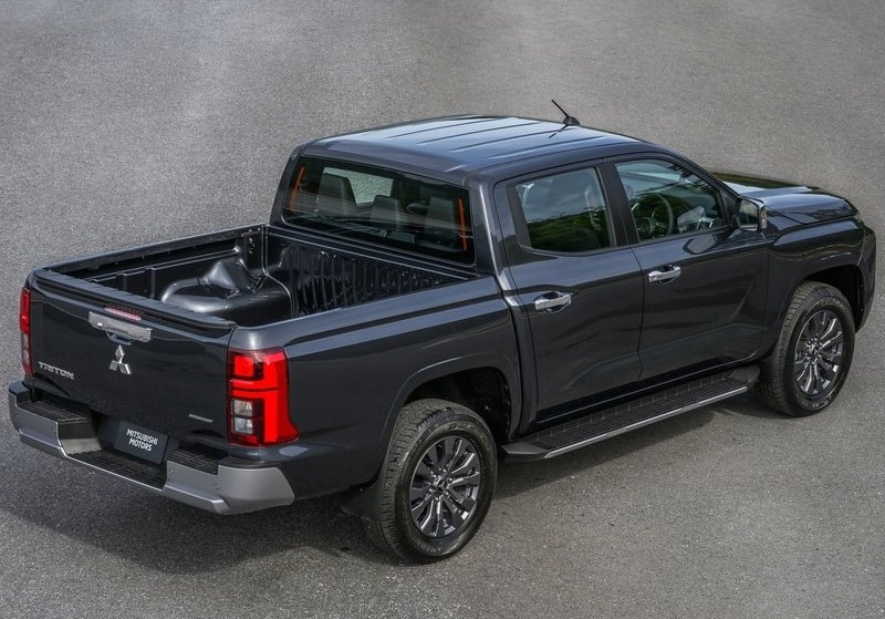 Koyu gri Mitsubishi Triton çift kabin pick up yük kasası üstten görünüm