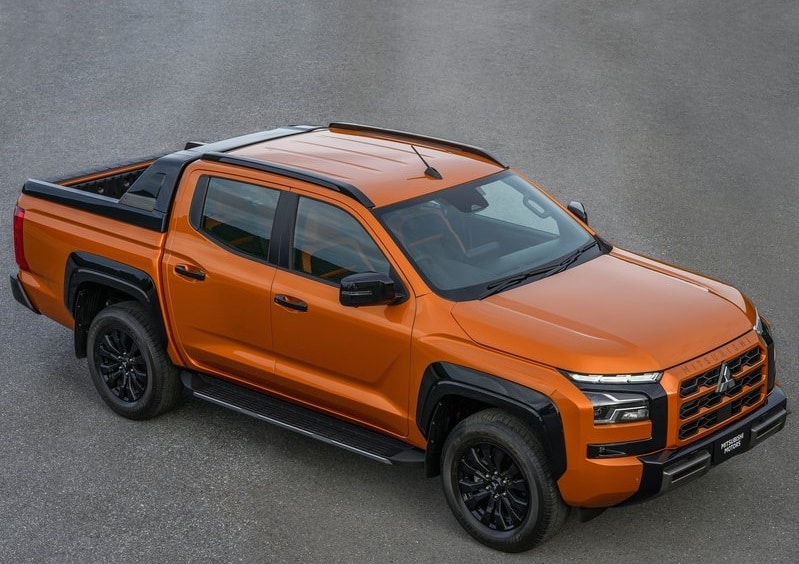 Turuncu Mitsubishi Triton çift kabin pick up üstten ön görünüm