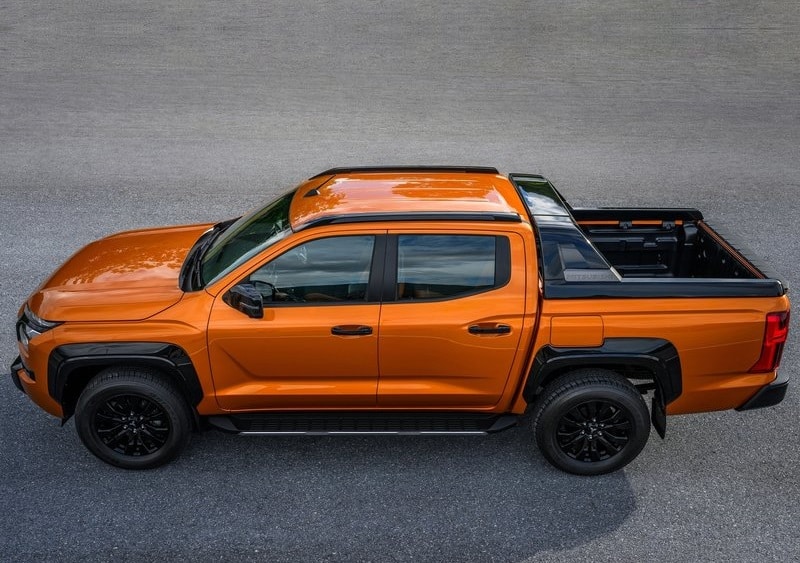 Turuncu Mitsubishi Triton çift kabin pick up yan profil