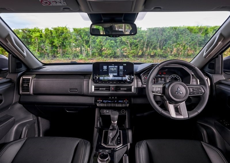 Mitsubishi Triton sağdan direksiyonlu kabin ve orta konsol