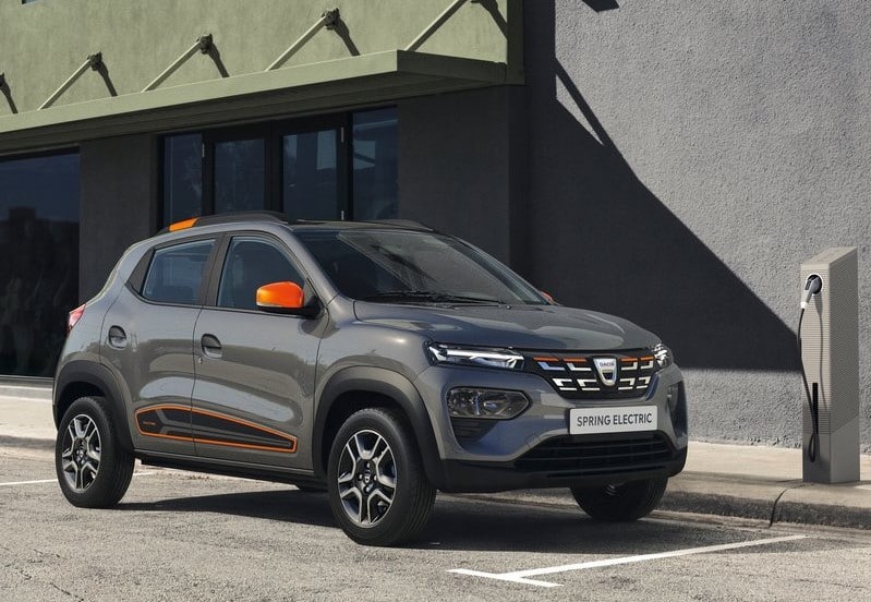 Dacia Spring gri gövde ve turuncu detaylarla park halinde ön görünüm