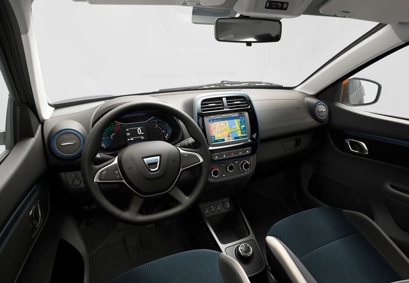 Dacia Spring kabininde direksiyon gösterge paneli ve orta ekran