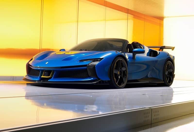 Ferrari SF90 XX Spider mavi gövdeyle önden üç çeyrek görünüm