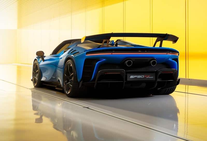 Mavi SF90 XX Spider sabit arka kanat ve çift egzozla arkadan üç çeyrek görünüm