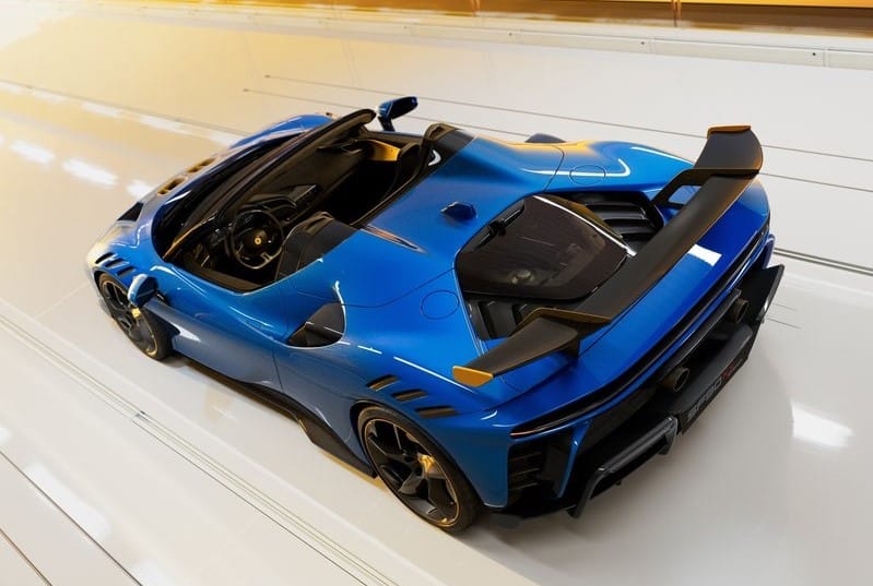 SF90 XX Spider üstten görülen açık kokpit ve sabit arka kanat