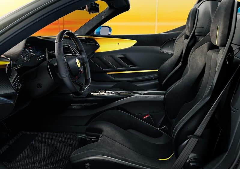 SF90 XX Spider kabininde iki spor koltuk ve sürücü kokpiti