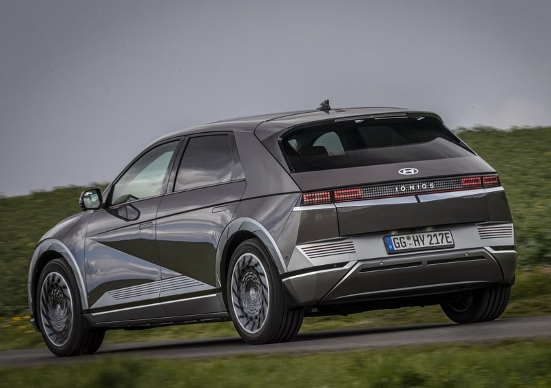Gri Hyundai IONIQ 5 yolda ilerlerken arka görünüm