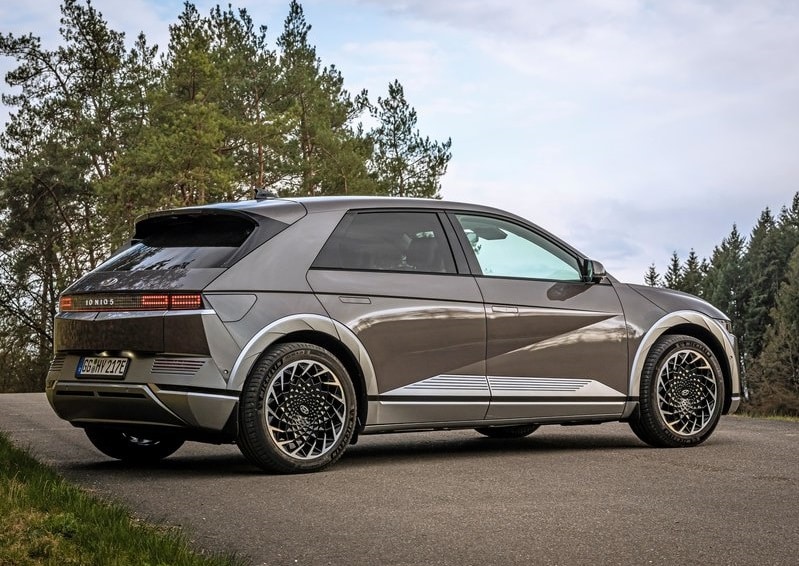 Gri Hyundai IONIQ 5 park halinde yan ve arka görünüm