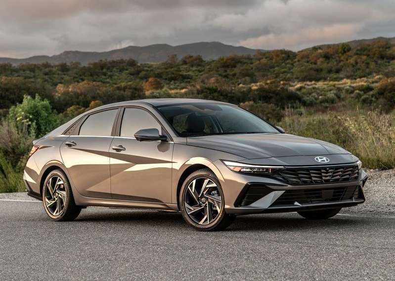 Hyundai Elantra Şubat Fiyat Listesi için makyajlı sedanın ön üç çeyrek görünümü