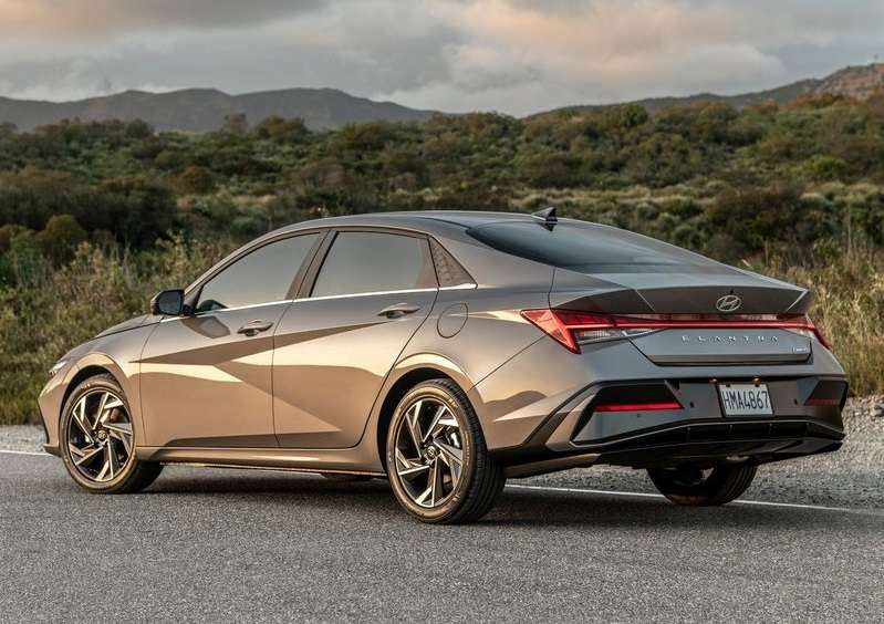 Makyajlı Hyundai Elantra sedanın arka üç çeyrek görünümü