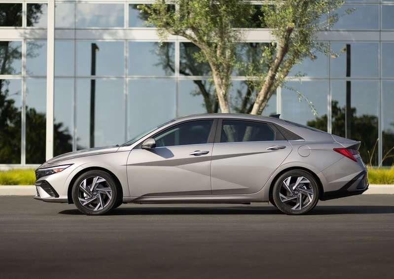 Hyundai Elantra sedan düz yan profil görünümü