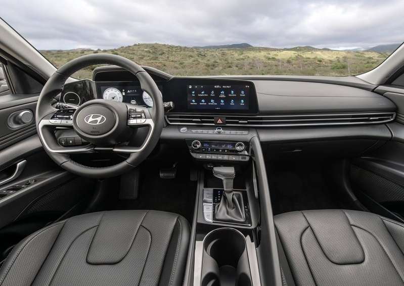 Hyundai Elantra kokpiti direksiyon orta konsol ve ekranlar