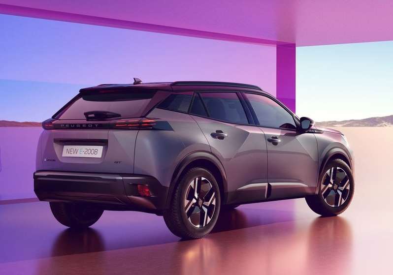 Yenilenen Peugeot E-2008 arka üç çeyrek gövde görünümü