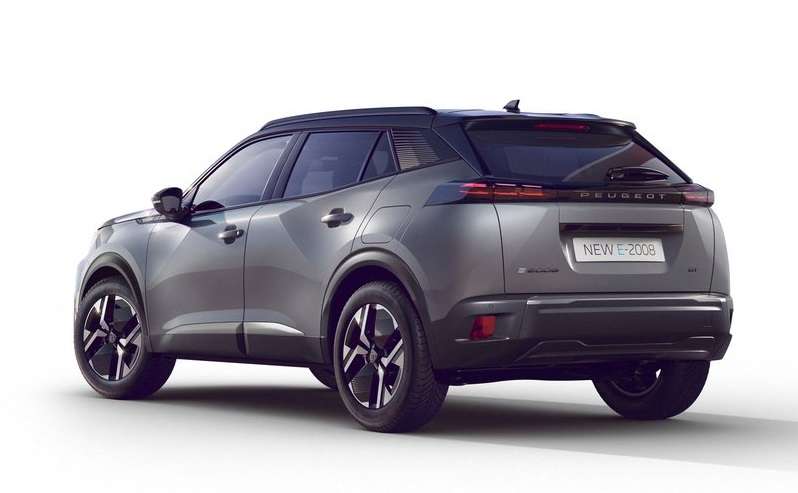 Peugeot E-2008 beyaz fonda arka üç çeyrek görünümü