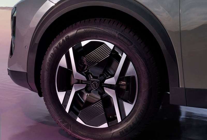 Peugeot 2008 alaşım jant ve lastik yakın görünümü