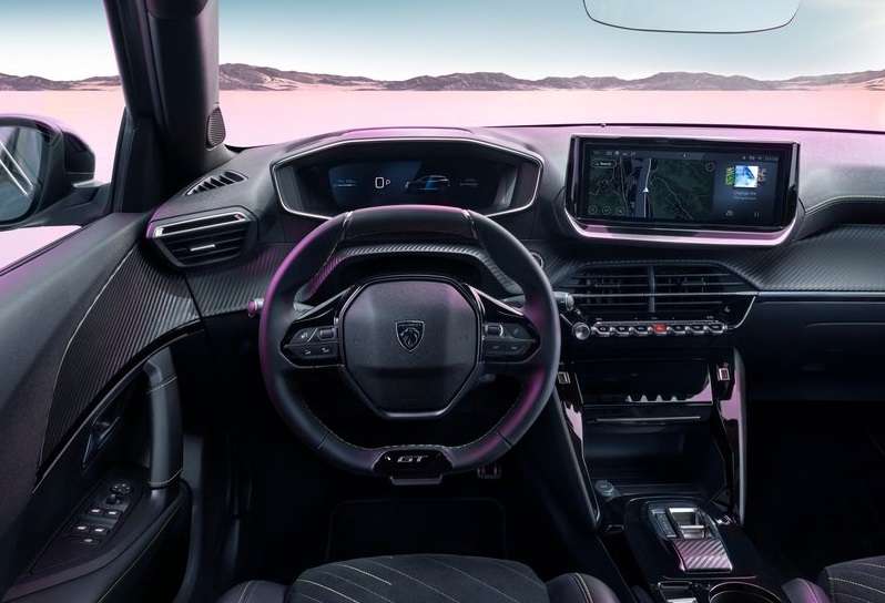 Peugeot 2008 i-Cockpit ön konsol ve merkezi ekran görünümü
