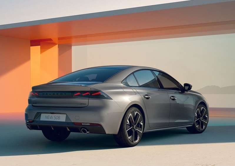 Yenilenen Peugeot 508 arka üç çeyrek gövde görünümü