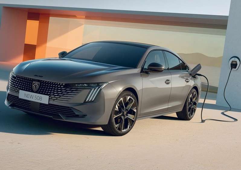 Peugeot 508 şarj bağlantısı takılı dış tasarım görünümü