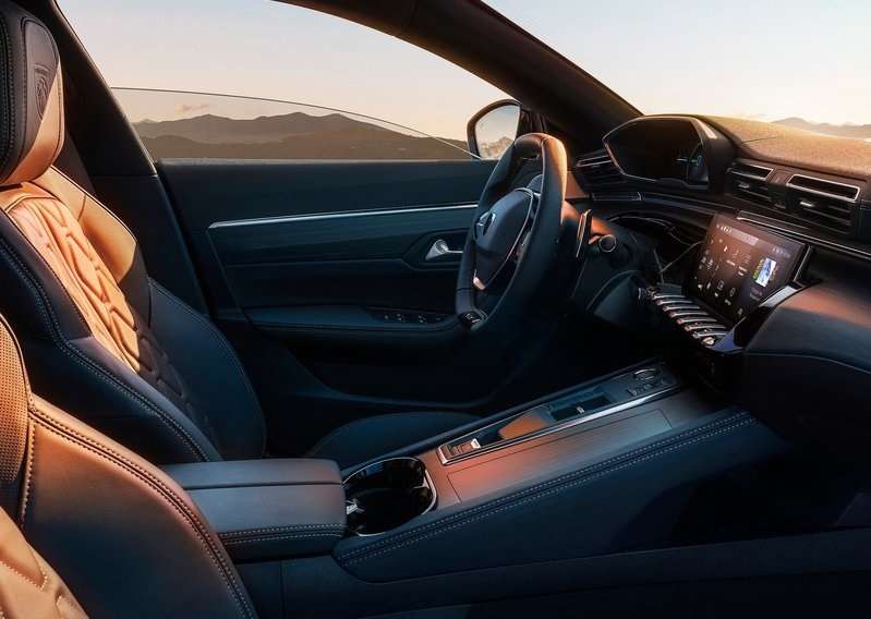 Peugeot 508 ön koltuklar orta konsol ve i-Cockpit kabini