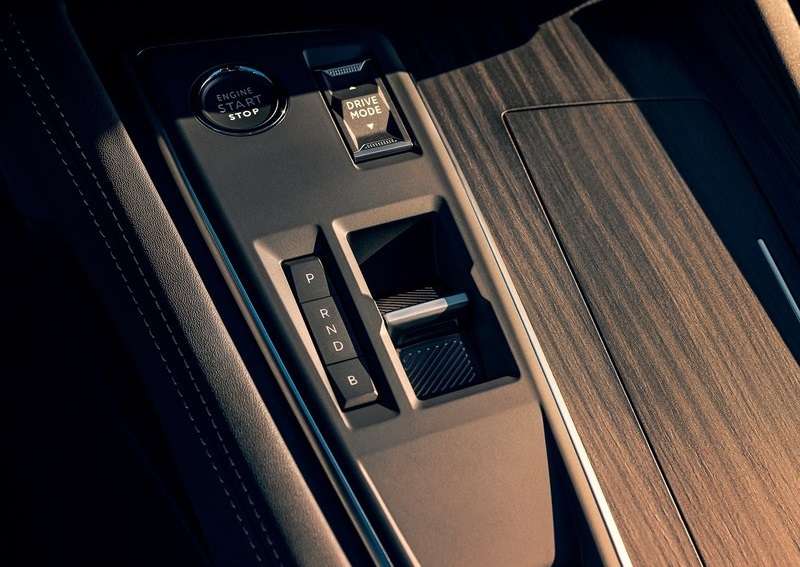 Peugeot 508 e-Toggle vites seçici ve sürüş modu kumandası