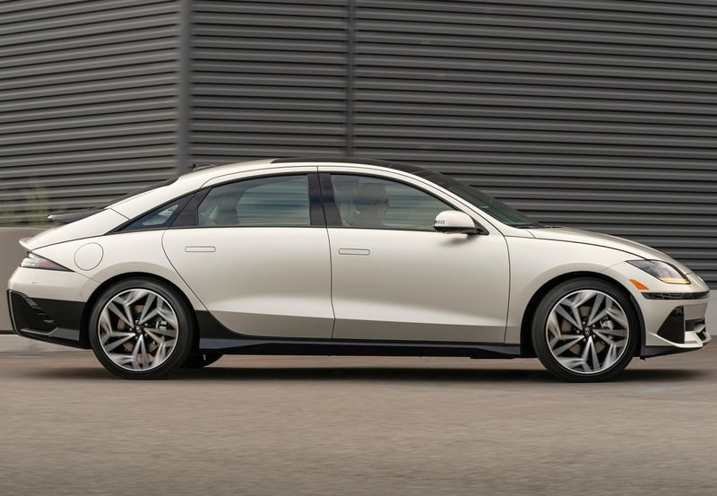 2023 Aralık Hyundai Ioniq 6 Fiyat Listesi için beyaz sedanın yandan görünümü