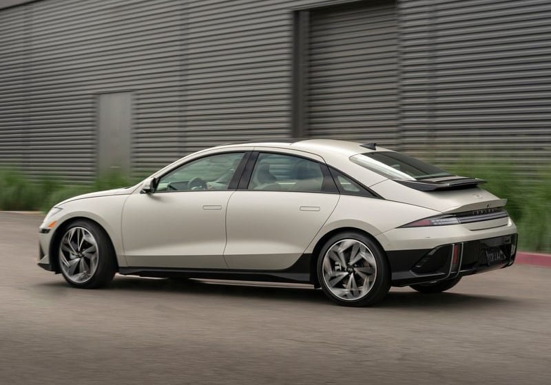 Beyaz Hyundai Ioniq 6 hareket halinde arka gövde görünümü