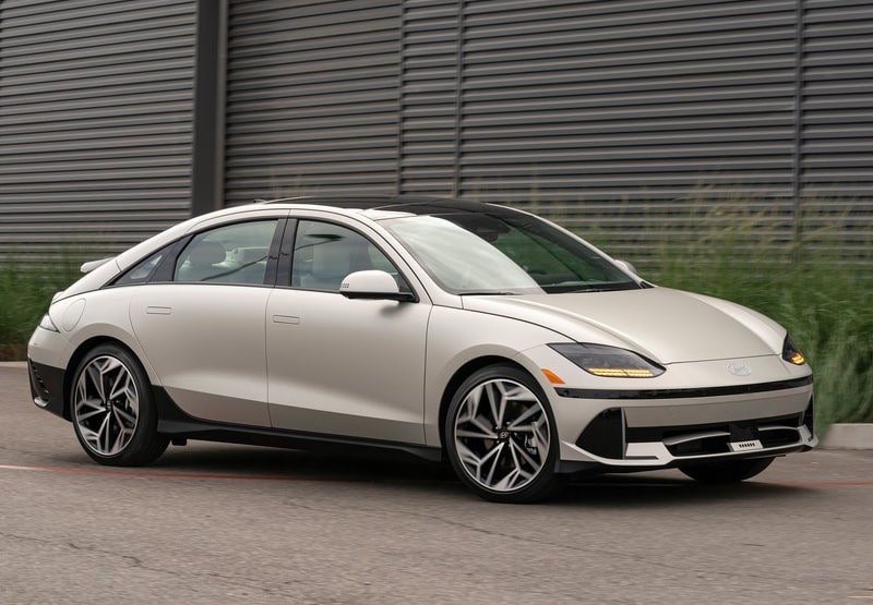 Beyaz Hyundai Ioniq 6 hareket halinde ön gövde görünümü