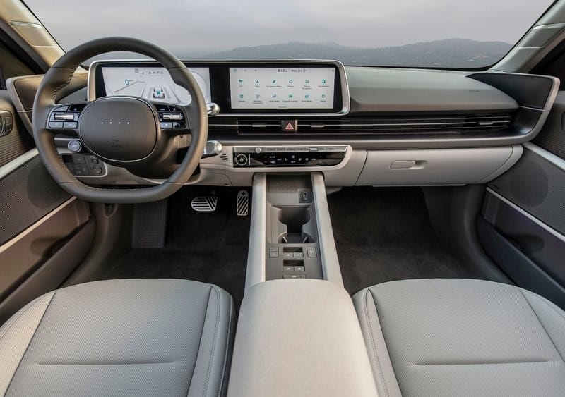 Hyundai Ioniq 6 kokpiti çift ekran ve orta konsol
