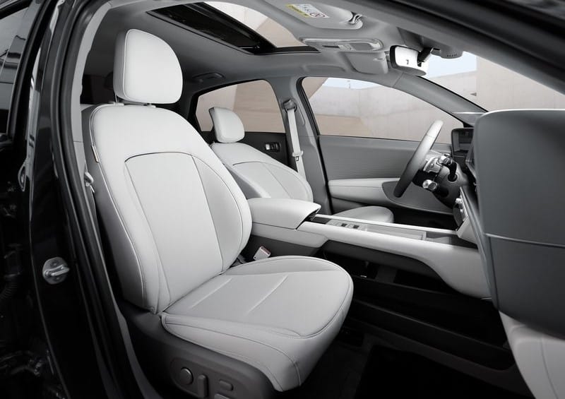 Hyundai Ioniq 6 ön koltukları ve orta konsol