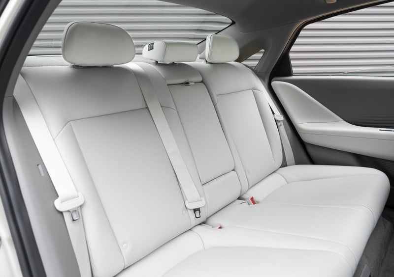 Hyundai Ioniq 6 arka koltuk sırası ve başlıklar