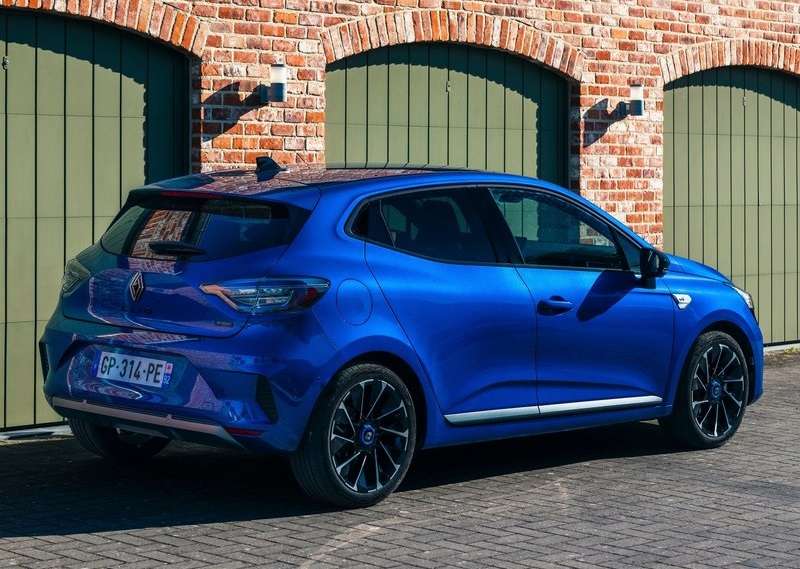 Mavi Renault Clio arka bölüm ve yan gövde görünümü