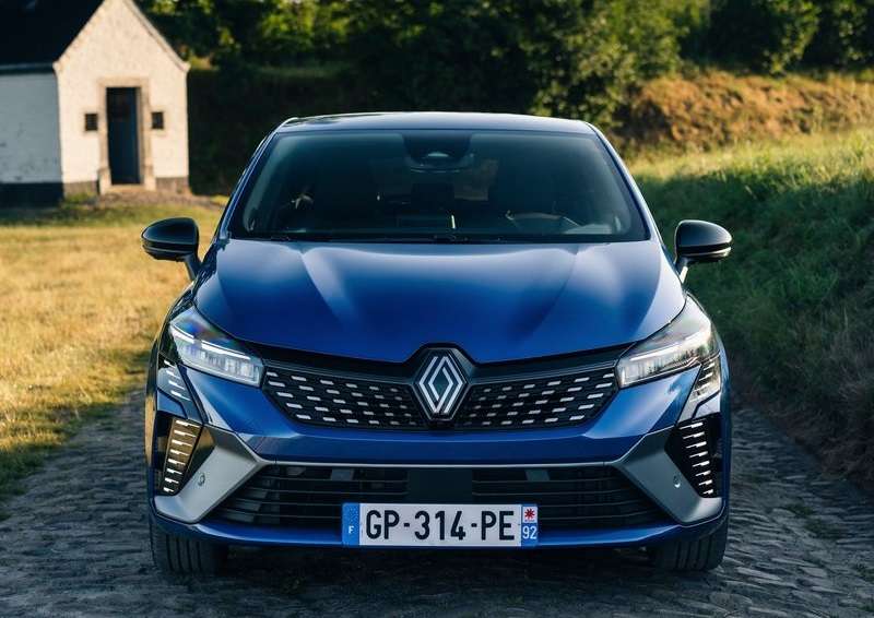 Mavi Renault Clio ön yüz ve LED aydınlatma görünümü
