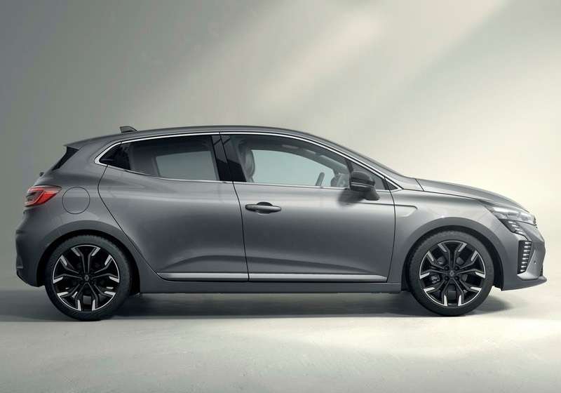 Gri Renault Clio yan profil görünümü