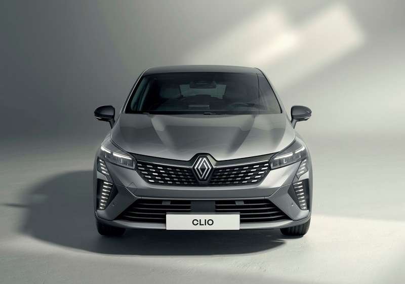 Gri Renault Clio önden stüdyo görünümü