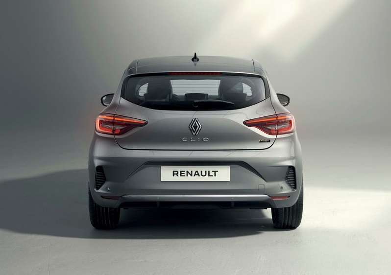 Gri Renault Clio arkadan stüdyo görünümü