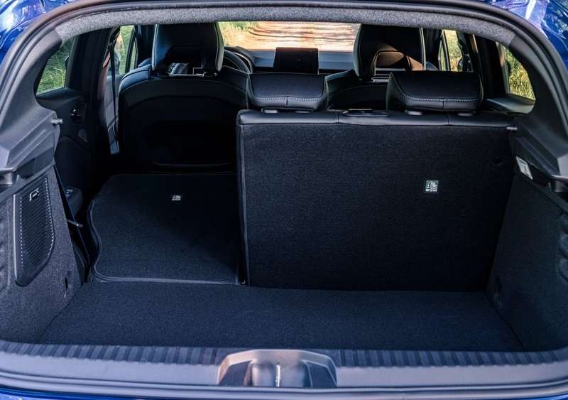 Renault Clio bagaj bölmesi ve katlanabilir arka koltuk sırtlıkları