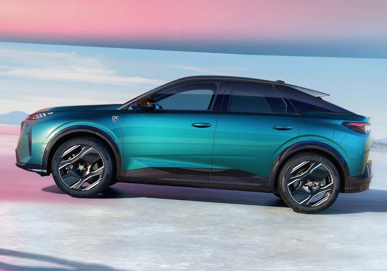 2024 Aralık Peugeot 3008 Fiyat Listesi için kullanılan yeni nesil Peugeot E-3008 yan profil görseli
